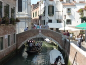 Просто картинка из повседневной жизни Венеции.. Гондольеры, туристы..