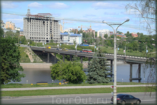 Московский мост. Серое здание - будущая пятизвёздочная гостиница "Сувар" (долгострой).
