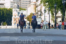 В Мадриде всё спокойно: конная полиция возле королевского дворца