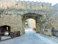 Проходы здесь настолько широкие, что может проехать машина Проходы здесь настолько широкие, что может проехать машина