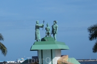 Покидаем Кампече, на выезде установлен этот памятник на набережной Мексиканского залива.