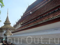 Один из древнейших храмов Таиланда - Ват По - Храм лежащего Будды или Храм Будды, ожидающего достижения нирваны. 
Говорят, что здесь зародилось искусство тайского массажа.