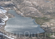 Озеро Гитара с гребня Уитни. Наш бивуак вправо по ручью, на плече склона.