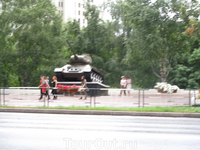 Этот танк-памятник установлен где то в центре Вологды