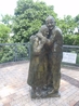 В парке скульптуры героев передачи Жди меня - встретившиеся через 70 лет итальянец и русская девушка .