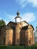 Напротив Кремля, за Ярославовым дворищем расположено множество старинных церквей и соборов. К сожалению, часть из них нуждается в реставрации.