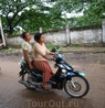 Дамы едут в деревню на мотоцикле