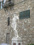 Это Давид! Но только копия, оригинал Микелянджело выставлен в академии, за отдельную плату. А это площадь синьория, публичный центр Флоренции. И музей под открытым небом.