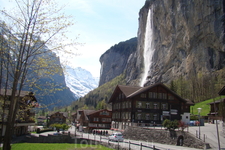 Долина Лаутербруннен знаменита 72 водопадами.