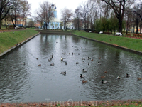 От отеля до метро Выборгская можно было пройти через Сампсониевский парк. Парк расположен рядом с одной из старейших церквей Петербурга - Сампсониевской. В честь победы в Полтавской битве, а именно в 