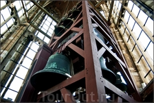 Колокольня Домкерк содержит 50 колоколов. Среди них есть такой гигант, как колокол Сальвадор. Он действительно огромен и величествен. Вес этого чуда почти 10 тонн, а в диаметре он едва не дотягивает д