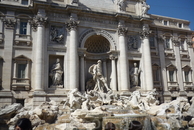 Рим. Фонтан  Треви (Fontana di  Trevi )построен  в  нише  дворца  Поли,вход во  дворец с обратной стороны,с Piazza  di Poli ,  слева  от фонтана есть церковь ...