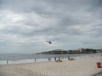 Полицейский вертолет постоянно кружит над пляжем, во-первых в целях предотвращения правонарушений, которых там предостаточно, во-вторых, в помощь спасателям ...