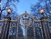 Красивейшая решетка еще одного парка, выходящего к королевскому дворцу. Это Грин Парк.