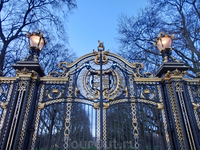 Красивейшая решетка еще одного парка, выходящего к королевскому дворцу. Это Грин Парк.