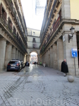 Plaza Mayor уже видна в арках проходов. Также мы стали замечать странно одетых персонажей. Сначала списали это просто на воскресный день.