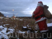 на финской границе встретили Деда Мороза с мешком подарков, смотрит в сторону России, ждёт своей очереди :))