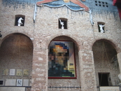 мзей Сальвадора Дали, картина с секретом: увидеть портрет можно только посмотрев через оптику