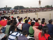 Посмотреть спуск флага за несколько часов до церемонии собираются тысячи терпеливых китайцев и сидят до темноты.