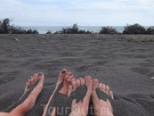 Пляжная сценка около г.Понта-Делгада: ноги, волны и черный вулканический песок...