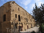 Вход в многочисленные павильоны музея Киренийской крепости.