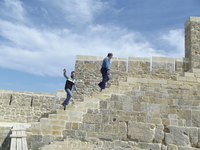 Подъём на Дербентскую крепость - эта стена недавно была отреставрирована.