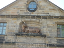 Здание Старой Скотобойни (1741-42). На фронтоне довольно массивное изображение быка. Сегодня здесь находится библиотека Бамберского университета.