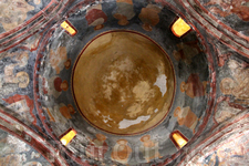 под куполом церкви всё ещё можно рассмотреть роспись... под куполом церкви всё ещё можно рассмотреть роспись...