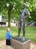Сынулька знакомится с памятником туристу