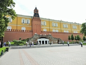 А вот и стены кремля в Александровском саду
