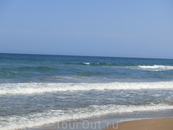 Песок на обоих пляжах мелкий, очень чистый. Пляжи тщательно убираются, но я бы сказала, что Сан Хуан все-таки был чище. Я думаю это потому, что в апреле ...