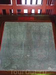 На последнем этаже Пагоды диких гусей смотрители демонстрируют отпечатки ступней Будды. И предлагают купить их себе на память.