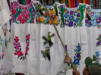 Оторвать взгляд от вышитых вручную блуз, сумок, красочных, подчас не совсем понятного назначения, тканей и ковров было невозможно. Этой одеждой майя пользуются ...