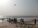Рыбаки на городском пляже Фритауна, Сьерра-Леоне. А вертолёт доставляет очередную партию туристов - аэропорт находится далеко от столицы, по другую сторону ...