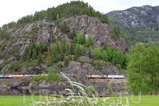 многие дороги Норвегии проходят через тоннели, поезд проходит через небольшой тоннельчик