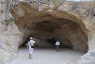 Пещерный город по дороге Ерушалаим - Тель-Авив. Часть пещер обвалилась, они стали открытыми  и здесь проводят концерты