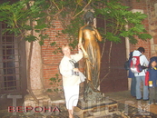 Пересекая Италию,погуляли по Вероне,-скульптура Джульетты у ее дома