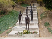Мемориал жертвам коммунизма представляет собой ряд статуй в Праге в память о жертвах коммунистического правления в период 1948—1989. Он расположен у подножия ...