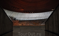 церковь Temppelikuakio в районе Töölö в Хельсинки церковь Temppelikuakio в районе Töölö в Хельсинки