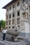 Пиза.  Скульптура  герцога Козимо I Медичи  перед  дворцом  Кавальери  на  площади  Кавальери.