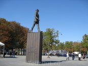Памятник Де Голю
