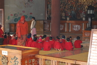 самые маленькие верующие пришли помолиться Будде.