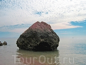 Красным море названо по цвету камней, которы выглядывают из его пучин.