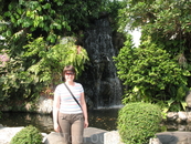 Я возле водопадика в Королевском дворце, Бангкок