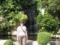Я возле водопадика в Королевском дворце, Бангкок