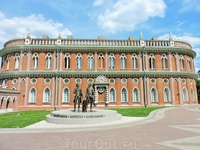 Памятник архитекторам комплекса