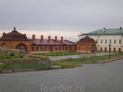 Кремль. Западный корпус Пушечного двора.
Расположен с западной стороны комплекса и примыкает к крепостной стене. Здание построено в 1812 г.