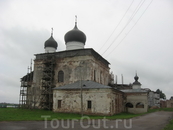 На въезде в Михаило-Клопский монастырь открывается сей вид.