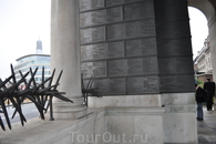 Военный мемориал в Тауэр-Хилл. На стенах выбиты имена погибших...
