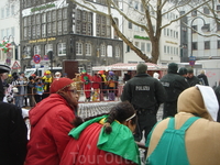  суровые полицаи следят за тем, чтобы на карнавале был орднунг.